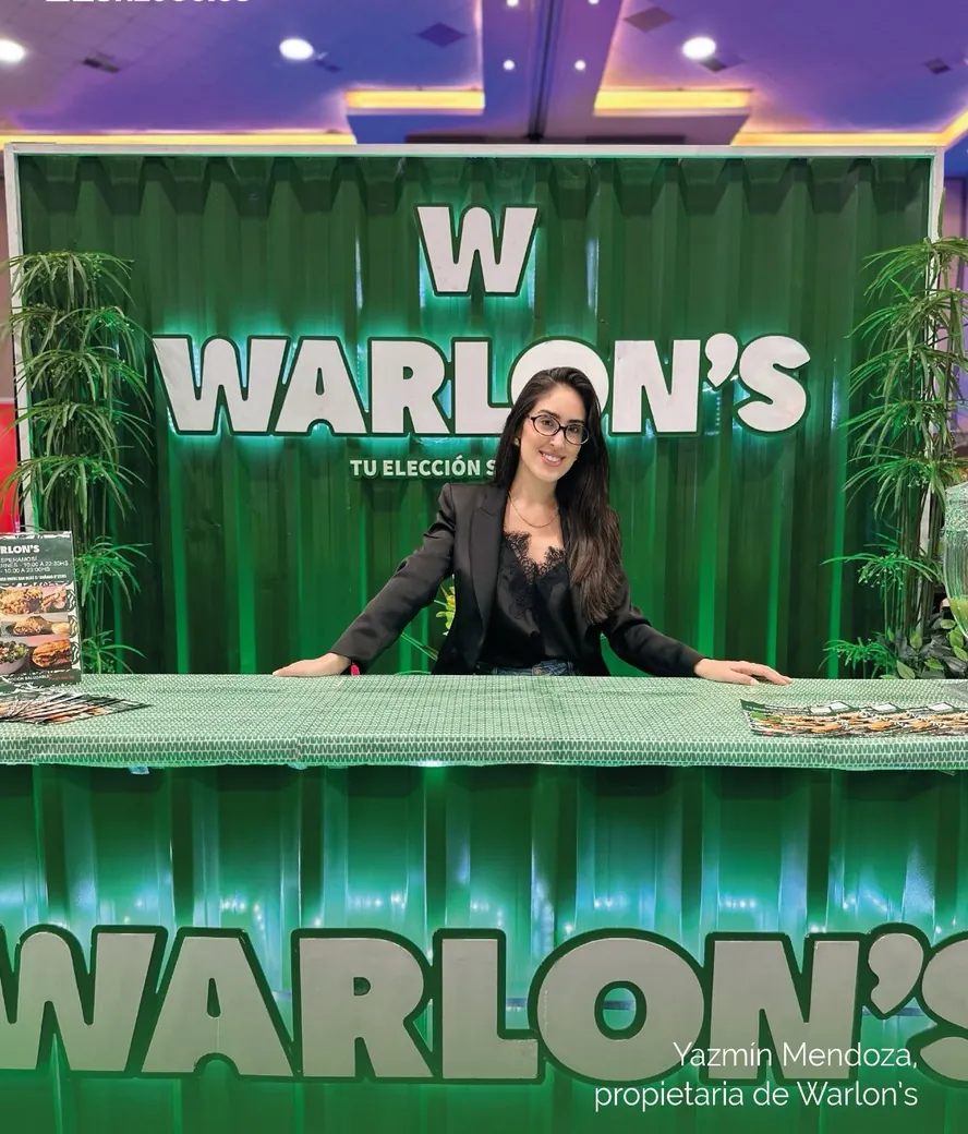 Yasmin Mendoza en el stand de Warlon’s